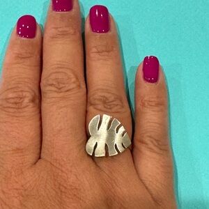 Silver leaf-shaped ring. Super modern!